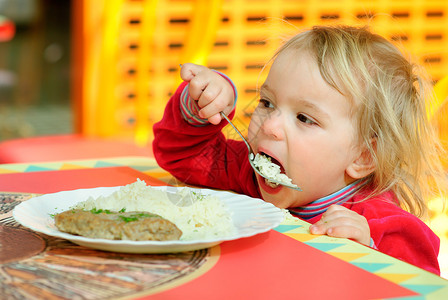 小孩吃大盘子里的米饭图片