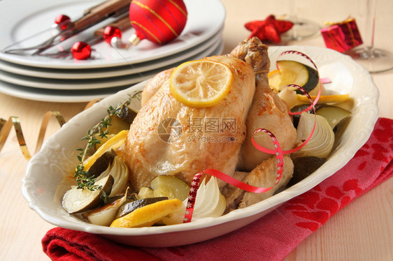 烤全鸡配蔬菜和圣诞装饰图片