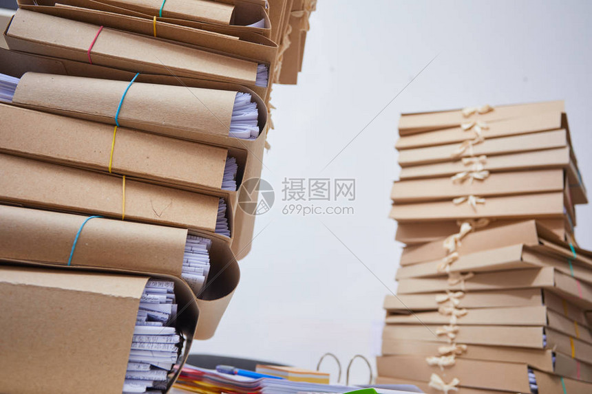 办公室里成堆的纸质文件高清图片下载-正版图片502824534-摄图网