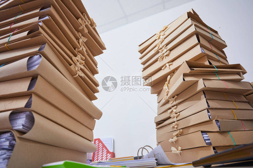 办公室里成堆的纸质文件高清图片下载-正版图片502824569-摄图网