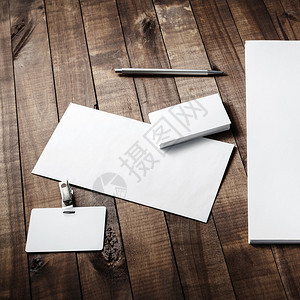 在老式木桌背景上设置的空白文具空白名片信封徽章和钢笔品牌标识的样图片