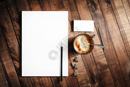 木桌背景上的空白文具照片响应式设计模型用于放置您的设计的空白图片