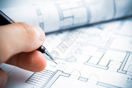 建筑师的手与铅笔绘图蓝图片