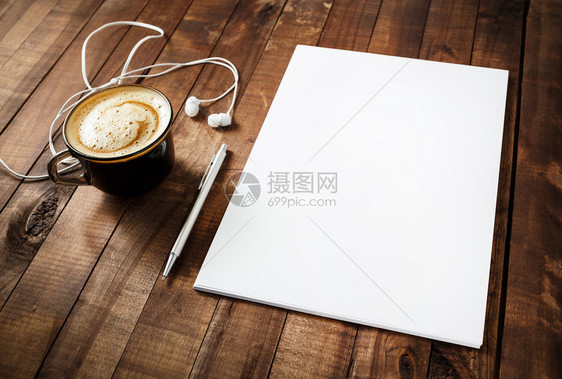 老式木桌背景上的空白品牌模板空白信笺咖啡杯耳机和笔空白文具的照片您的设计的模型响图片