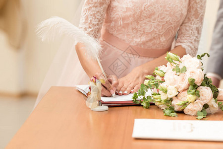 新娘和新郎在婚礼后签署婚约背景图片