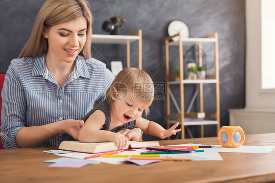 快乐的妈和她可爱的女儿一起玩耍和阅读关系母信任支持爱抚母温暖关怀教育和图片