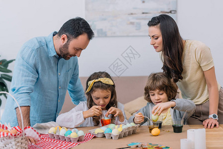 家庭快乐的年轻家庭绘画鸡蛋供复图片