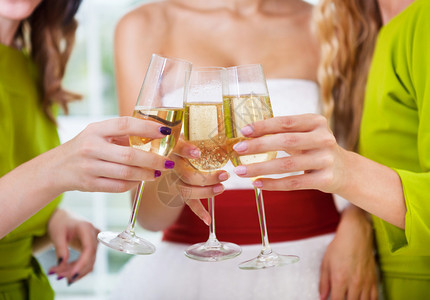 新娘和新娘朋友手握香槟干杯图片