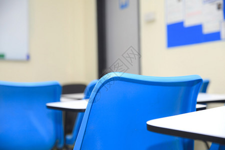 教室里的椅子和桌子图片