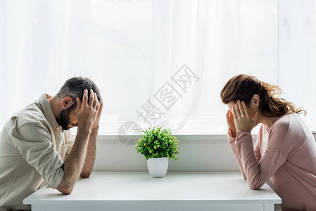 吵架后坐在家里的男人和女人心烦意乱图片