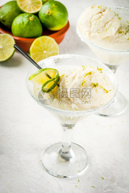 清爽的夏日酒精鸡尾酒漂浮玛格丽塔搭配滋补品和咸酸橙冰淇淋用石灰装饰在一张白色的混凝土桌子图片