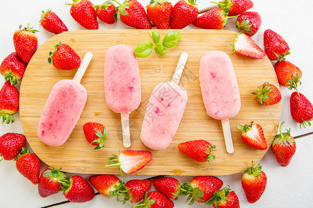 带新鲜草莓的自制冰淇淋冰棒淡有机的夏季甜点图片