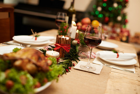 传统上装饰圣诞餐桌配图片