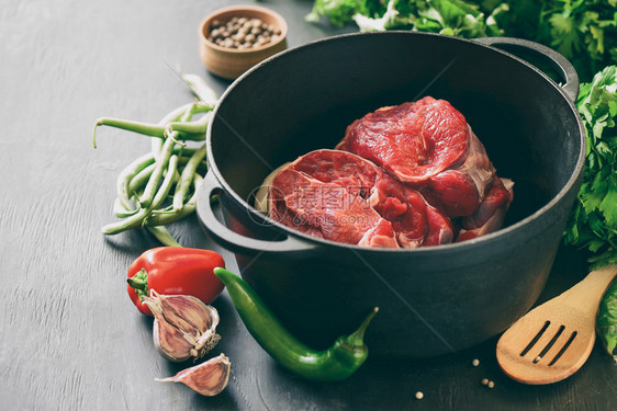 烤铁锅牛肉烹饪原料肉类和季节蔬图片