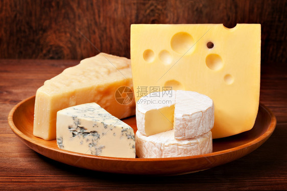 木桌上的美味奶酪图片