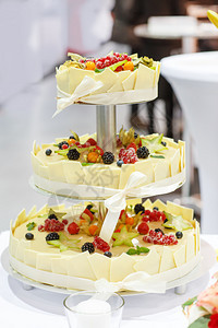 婚礼蛋糕装饰了新鲜水果和浆果图片