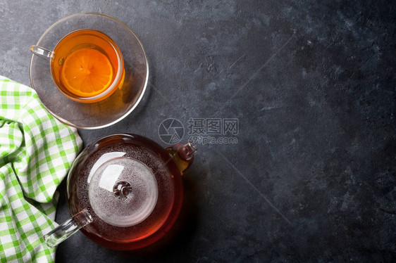 石桌上的茶杯和茶壶图片