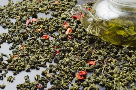 乌龙绿茶配草莓干木桌配茶壶图片