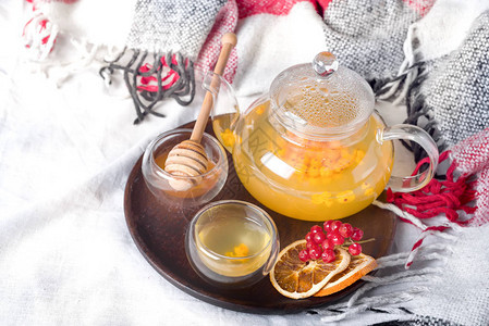 玻璃茶壶沙棘茶加蜂蜜和干橙片图片