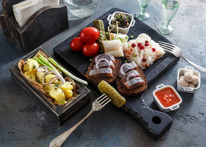 伏特加搭配各种传统小吃和开胃菜图片