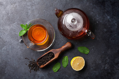 茶壶杯和茶壶汤匙的干茶图片