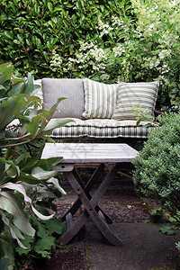 有枕头的舒适花园休息椅周图片