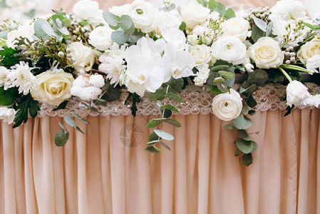 以桃布和花料配饰的婚宴背景图片