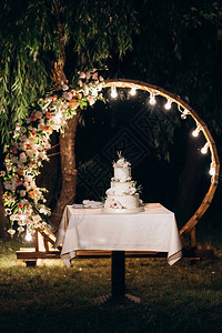 新婚夫妇婚礼上的结婚蛋糕图片