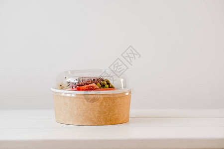 用白色背景的一次手工艺纸碗把沙拉带走最小食品摄影概念Mockup图片