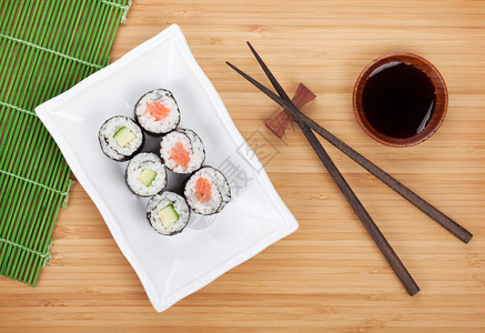 竹桌上的寿司套餐筷子和酱油图片