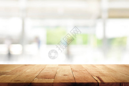 在模糊的厨房窗口背景上的木质表可用于显示或您的产品图片