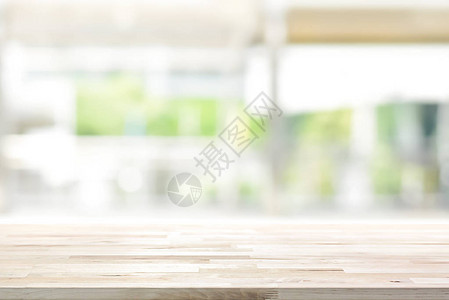 在模糊的厨房窗口背景上的木质表可用于显示或您的产品图片