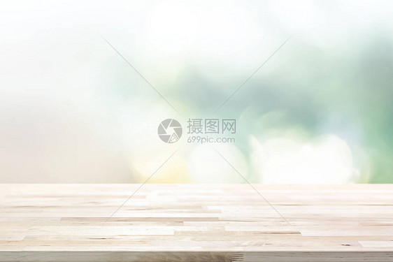模糊的抽象白绿色布OKh背景上的木质表顶层可用于显示或补装产图片
