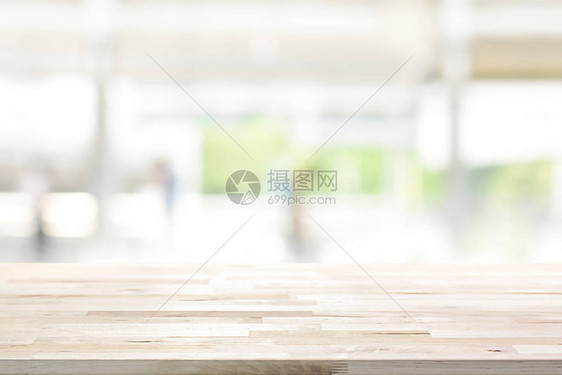 模糊厨房窗户背景上的木桌面图片