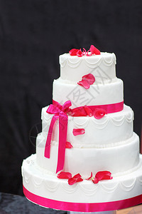 白色和粉色的婚礼蛋糕图片