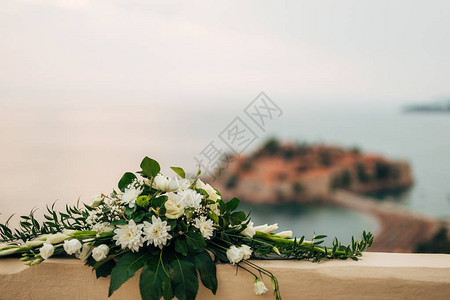 婚礼仪式上的鲜花装饰图片