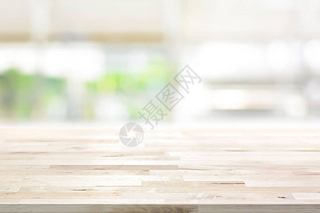 模糊厨房窗户背景上的木桌面图片