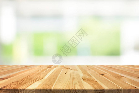 厨房窗户模糊白色绿背景上的木桌面图片