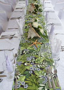 华丽的婚礼餐桌布置适合在户外用餐图片