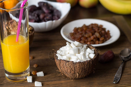 木桌上的美味生食小吃健康饮食概念用椰子壳制成的杯子图片