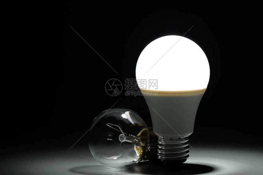 发光的led灯和白炽灯泡在黑暗中高清图片下载-正版图片502830876-摄图网