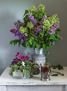 还有鲜花和茶古老的紫罗兰图片