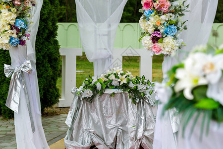 结婚仪式花朵装饰婚纱图片