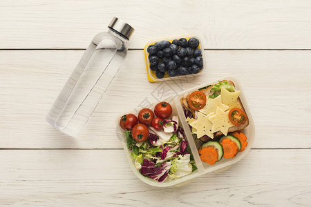 健康食品的概念白色木桌背景上装满混合蔬菜三明治蓝莓和图片