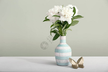 桌上有美丽花朵的花瓶图片
