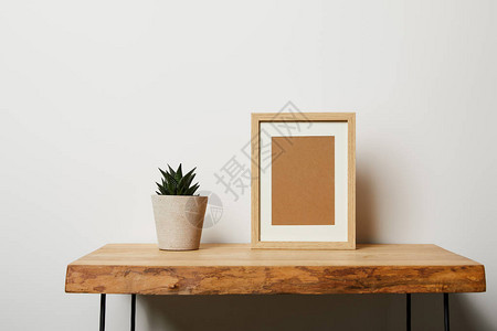 家木制桌上靠近木板框图片