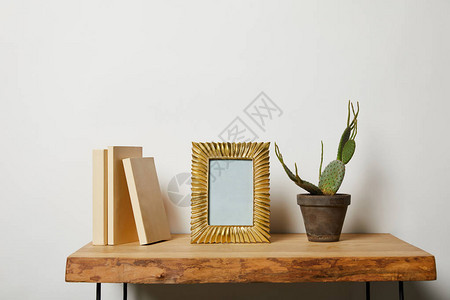 金边和金边的书木制桌上图片