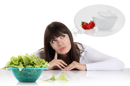 饮食饮食概念健康食品美丽的年轻女子在水果和甜之间做出选背景图片