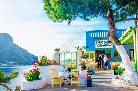 希腊边远岛屿海面有和蓝色墙壁及观光的典型希腊图片