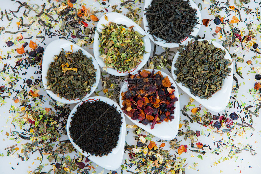 各种干茶各种茶上白色孤立不同种类的茶叶与不同种类的茶成分高清图片下载-正版图片502831785-摄图网
